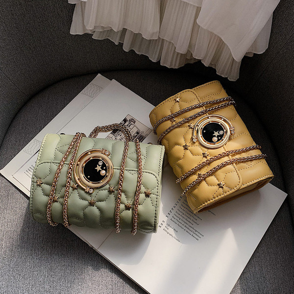 Moderna ženska torba s dugim lancima za rame i metalnim elementima - zvjezdicama