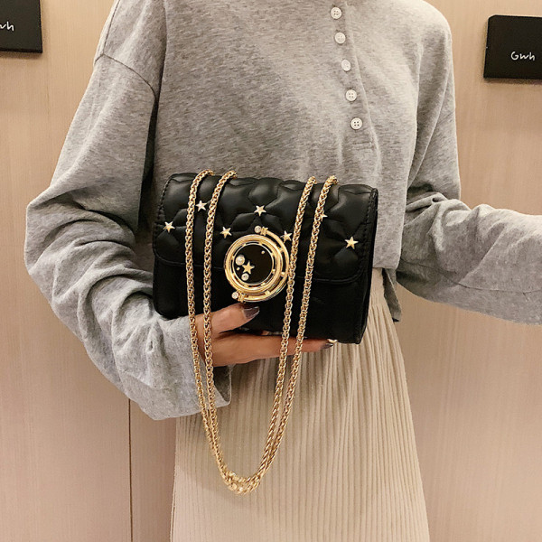 Moderna ženska torba s dugim lancima za rame i metalnim elementima - zvjezdicama
