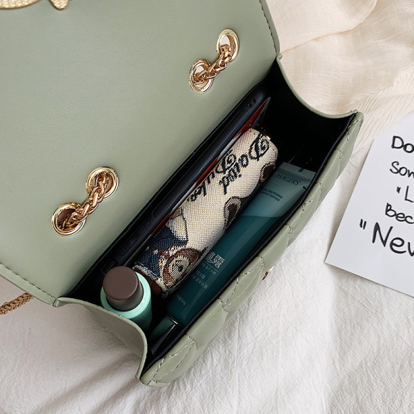 Moderna ženska torba s dugim lancima za rame i metalnim elementima - zvjezdicama