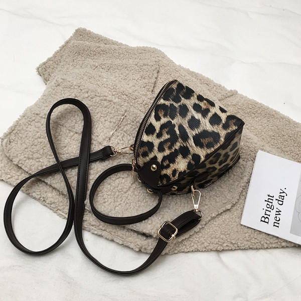 Kis női táska rövid és hosszú füllel, leopárdmintával