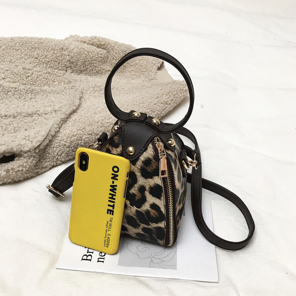 Kis női táska rövid és hosszú füllel, leopárdmintával