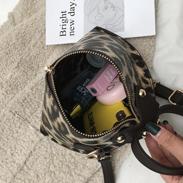 Kis női táska rövid és hosszú füllel, leopárdmintával