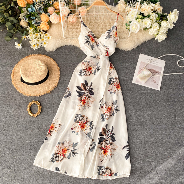 Női hosszú ruha vékony pántokkal, V-nyakú virágmintával