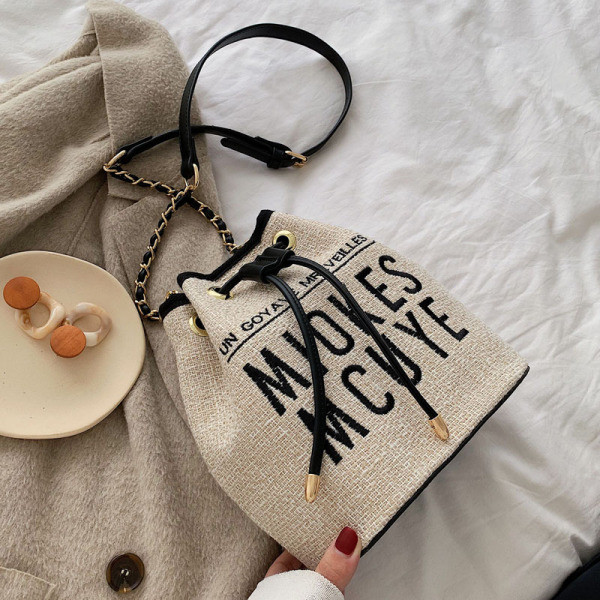 Modern női táska hímzéssel és nyakkendővel