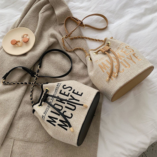 Modern női táska hímzéssel és nyakkendővel