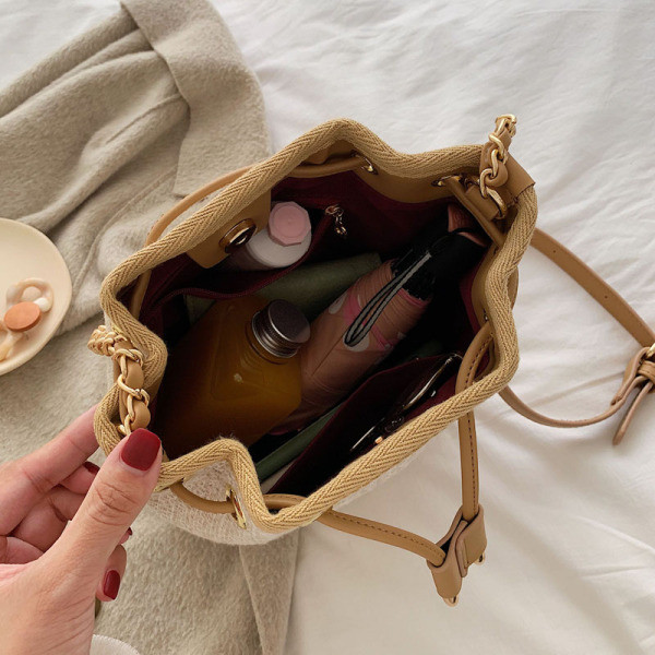 Modern női táska hímzéssel és nyakkendővel