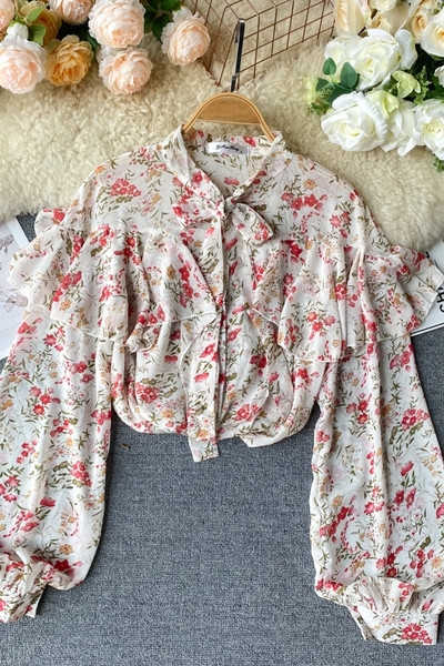 Modern női ing gallérján szalaggal és széles ujjú virágmintával