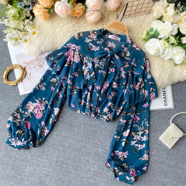 Modern női ing gallérján szalaggal és széles ujjú virágmintával