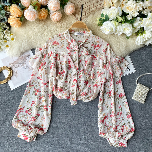 Modern női ing gallérján szalaggal és széles ujjú virágmintával