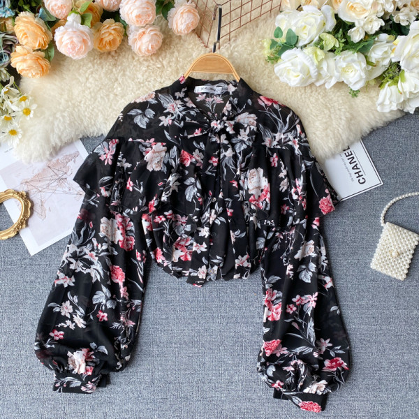 Modern női ing gallérján szalaggal és széles ujjú virágmintával