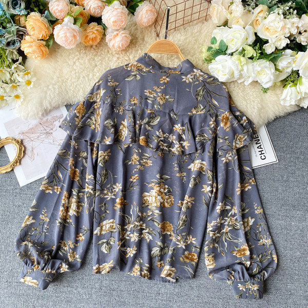 Modern női ing gallérján szalaggal és széles ujjú virágmintával