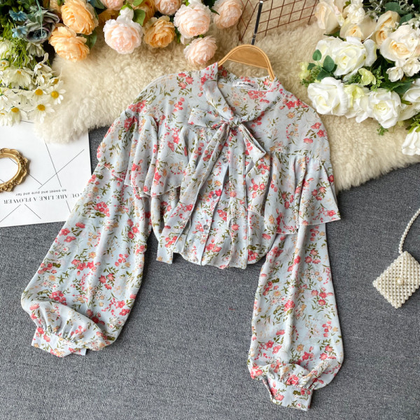 Modern női ing gallérján szalaggal és széles ujjú virágmintával