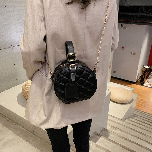 Kerek női táska rövid és hosszú füllel, fém elemekkel