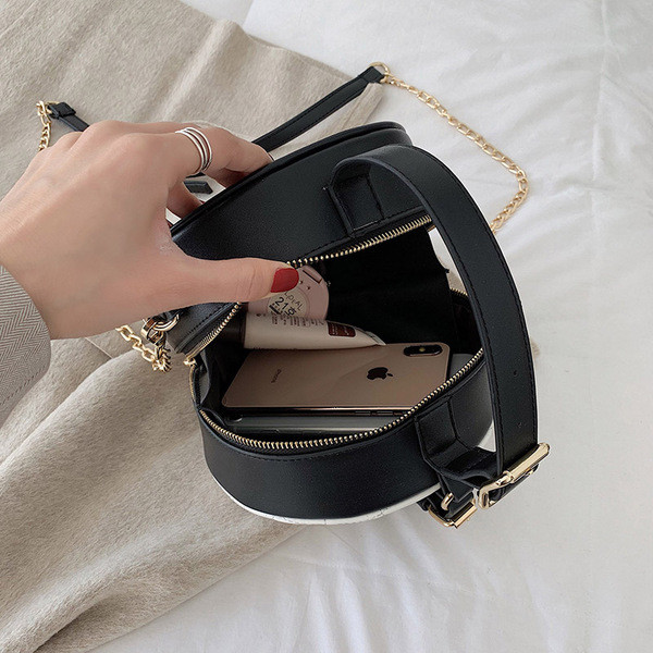 Kerek női táska rövid és hosszú füllel, fém elemekkel