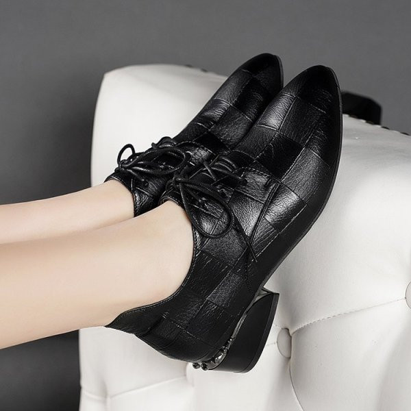 Нов модел ежедневни обувки с връзки и нисък дебел ток от еко кожа