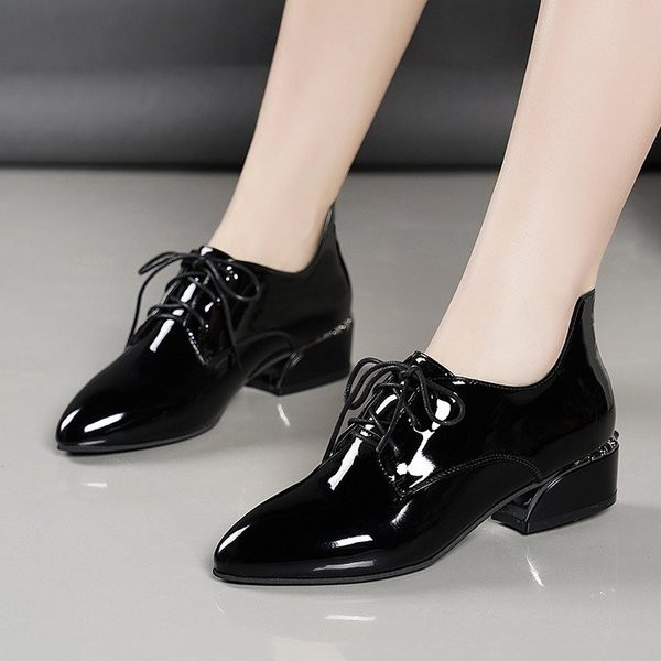 Нов модел ежедневни обувки с връзки и нисък дебел ток от еко кожа