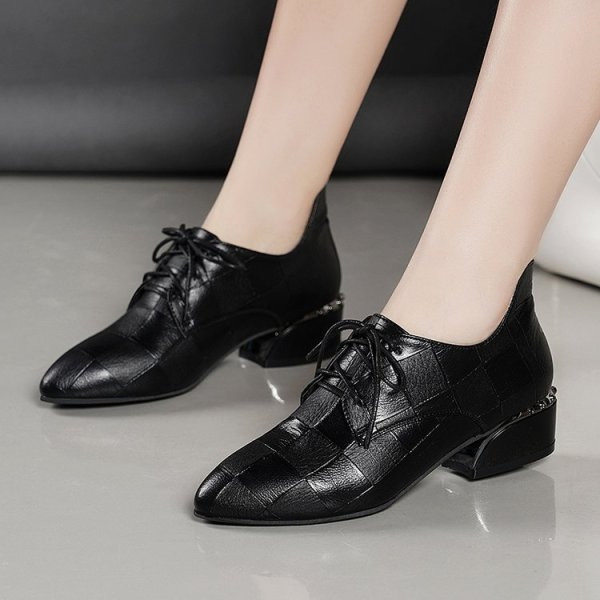 Нов модел ежедневни обувки с връзки и нисък дебел ток от еко кожа