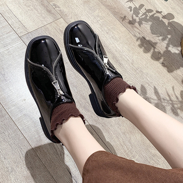 Γυναικεία παπούτσια με χαμηλή σόλα από έκο δέρμα λουστρίνι με διακοσμητικό φερμουάρ