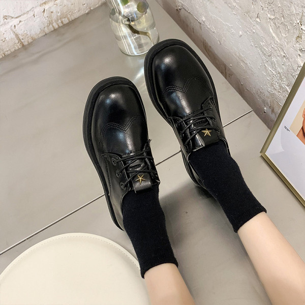 Γυναικεία έκο δερμάτινα υποδήματα με δεσμούς και μεταλλικό στοιχείο