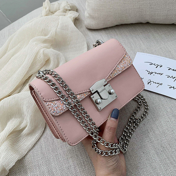 Modern női táska flitterekkel, fém csattal és hosszú válllánccal