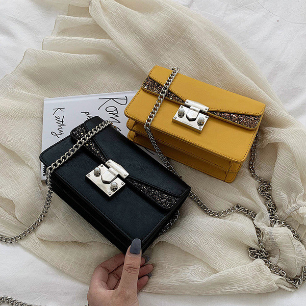 Modern női táska flitterekkel, fém csattal és hosszú válllánccal