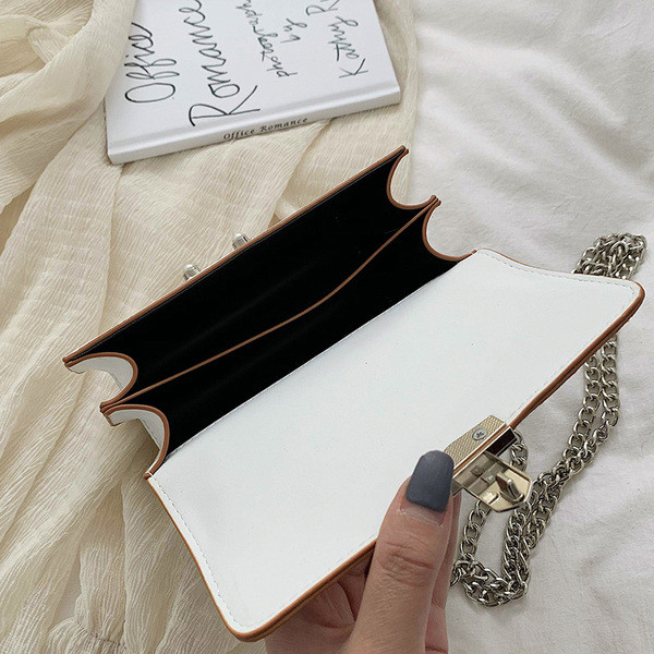 Modern női táska flitterekkel, fém csattal és hosszú válllánccal