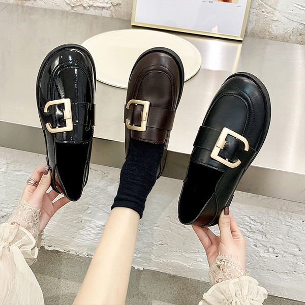 Дамски обувки от еко кожа с катарама и ниска подметка