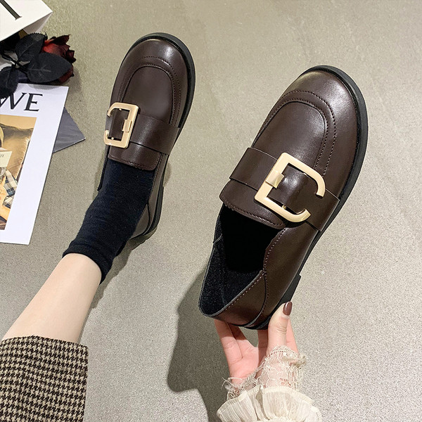 Дамски обувки от еко кожа с катарама и ниска подметка