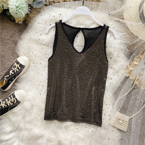 Модерен дамски потник с шпиц деколте и изрязани части