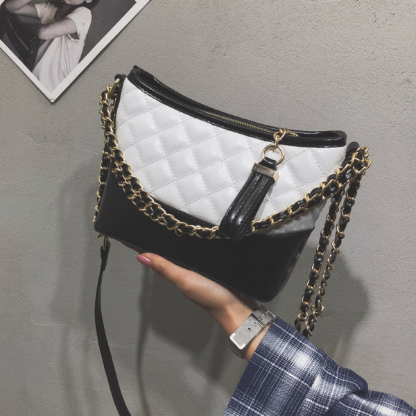 Kahevärviline metallist elemendiga lühikese ja pika sangaga naistekott