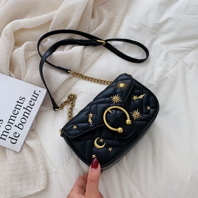 Moodne naiste nahast kott metallist elementidega ja pika õlasangaga