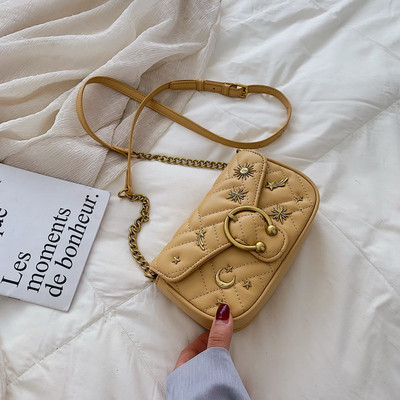 Moodne naiste nahast kott metallist elementidega ja pika õlasangaga