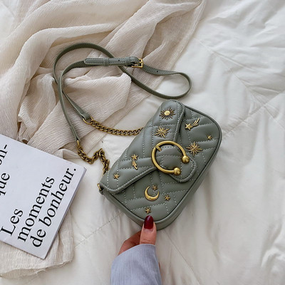 Moodne naiste nahast kott metallist elementidega ja pika õlasangaga