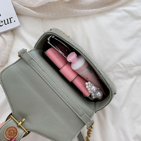 Moodne naiste nahast kott metallist elementidega ja pika õlasangaga