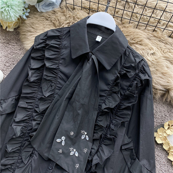 Uut mudelit lootosevarrukate, klassikalise krae ja kivikestega naiste särk