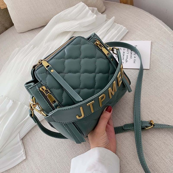 Modern női bőr táska fém elemekkel és cipzárral