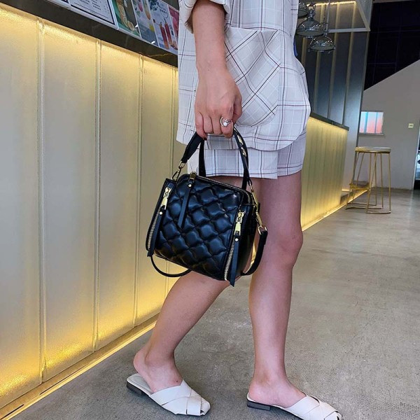 Modern női bőr táska fém elemekkel és cipzárral