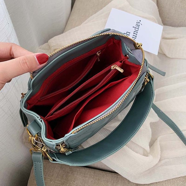 Modern női bőr táska fém elemekkel és cipzárral