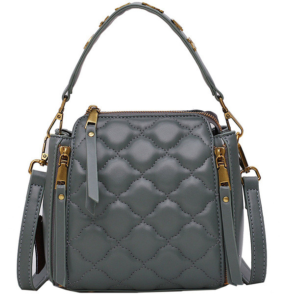 Modern női bőr táska fém elemekkel és cipzárral