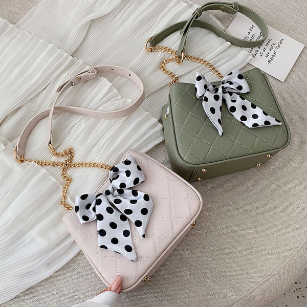 Lezser női bőr válltáska 3D pontozott szalag elemmel