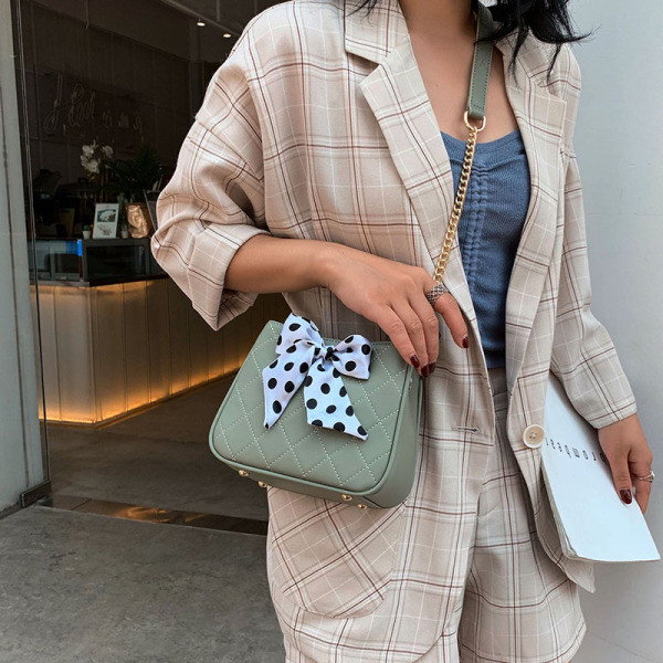 Lezser női bőr válltáska 3D pontozott szalag elemmel