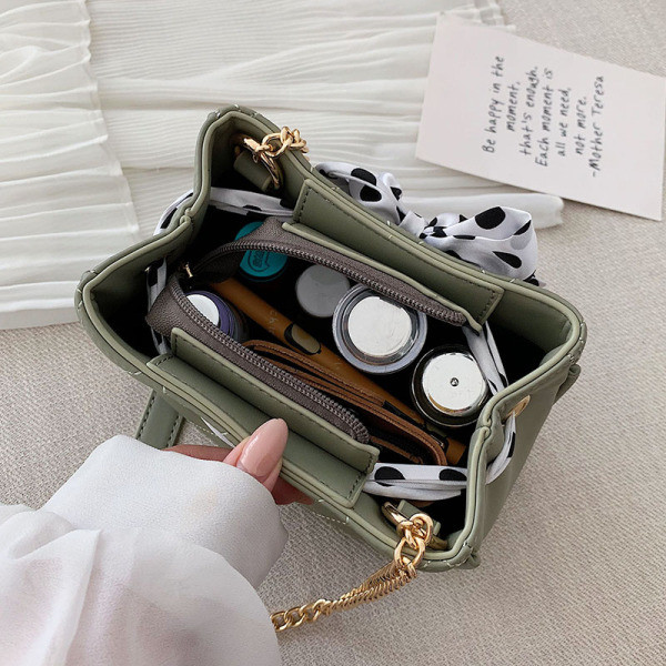 Lezser női bőr válltáska 3D pontozott szalag elemmel