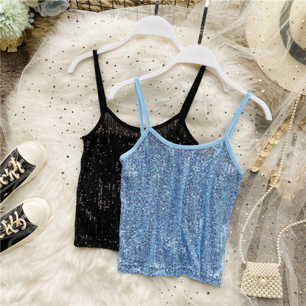 Női felső vékony pántokkal és flitterekkel