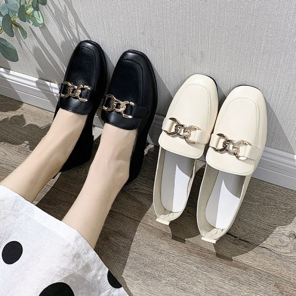 Γυναικεία casual eco δερμάτινα μοκασίνια με μεταλλικό στοιχείο