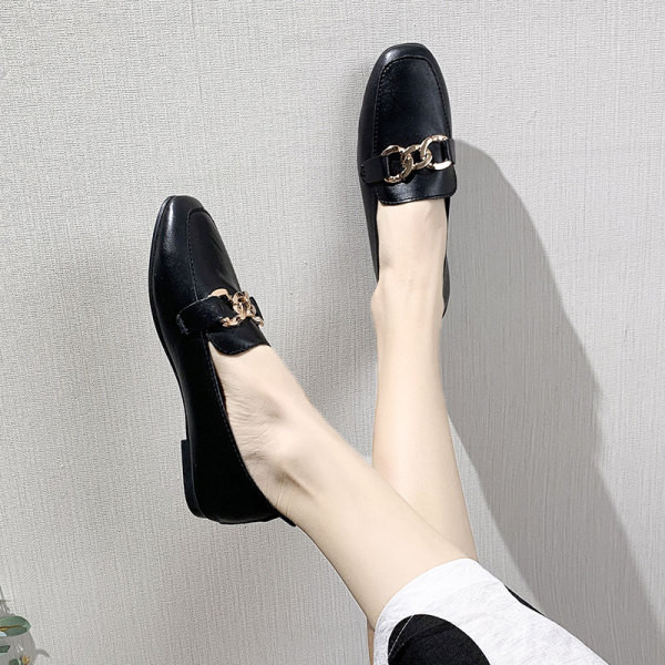 Γυναικεία casual eco δερμάτινα μοκασίνια με μεταλλικό στοιχείο