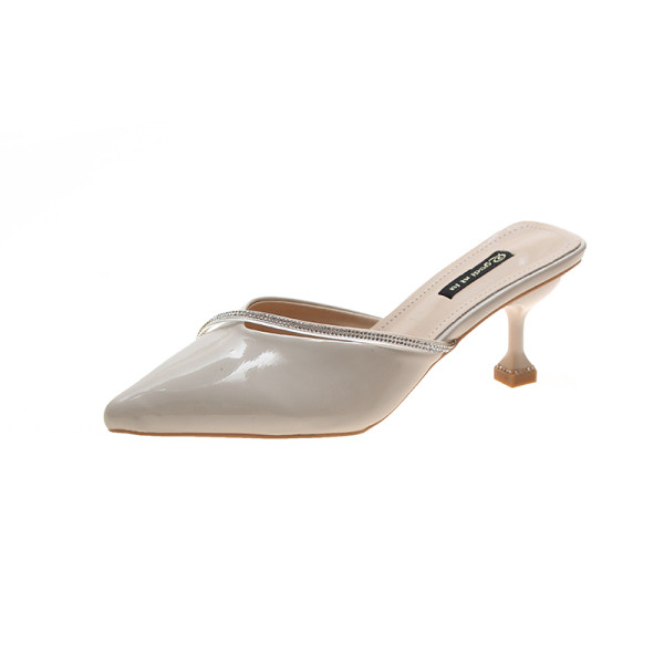 Елегантни дамски лачени чехли със заострен връх, камъни и ток 