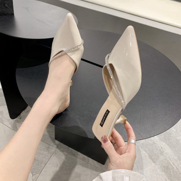 Елегантни дамски лачени чехли със заострен връх, камъни и ток 