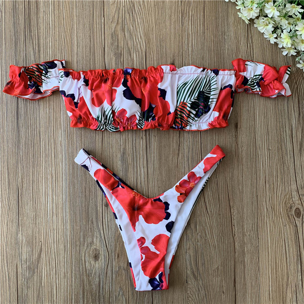 Kétrészes fürdőruha virágmintával és felső gumival és pántokkal