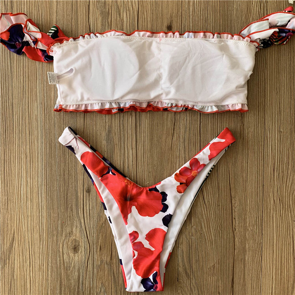 Kétrészes fürdőruha virágmintával és felső gumival és pántokkal