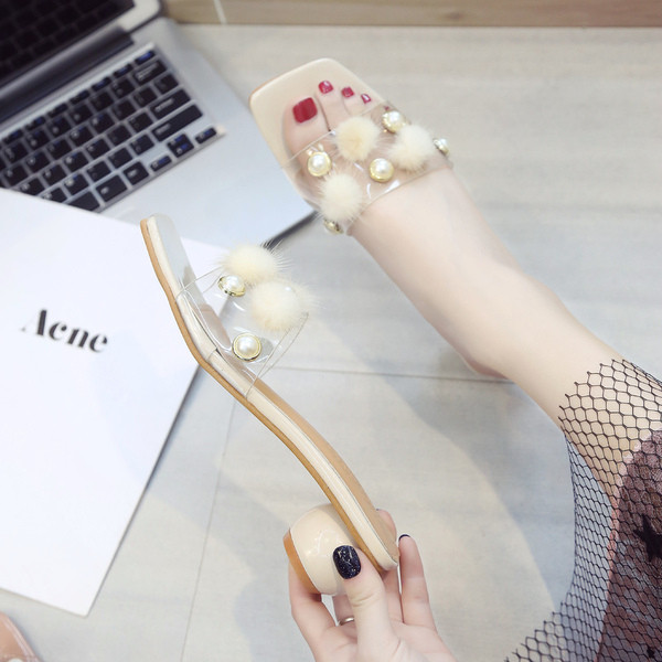 Modern női sarkú papucs pomponokkal és gyöngyökkel